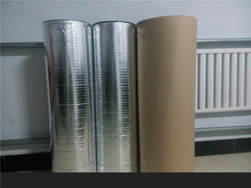 鋁箔橡塑板保溫墻作為一種新型的建筑材料，在現代建筑領(lǐng)域得到了廣泛的應用。其獨特的性能特點(diǎn)和優(yōu)勢，使其在保溫、隔熱、防火、隔音等方面表現出色。本文將詳細介紹鋁箔橡塑板保溫墻的特點(diǎn)、優(yōu)勢以及應用領(lǐng)域。